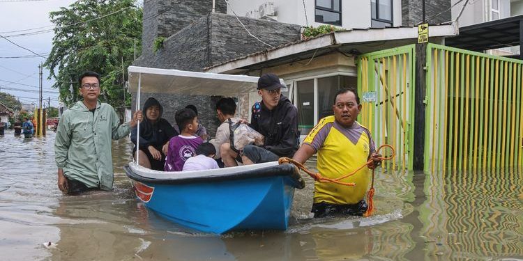 Update banjir Jakarta: Genangan meluas jadi 35 RT dan 23 ruas jalan, terbanyak di Jakbar dan Jakut