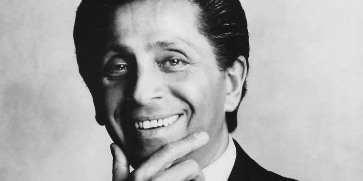 Desainer legendaris Valentino Garavani meninggal dunia di usia 93 tahun