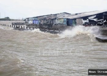 BMKG ingatkan risiko gelombang tinggi, efek siklon Jenna