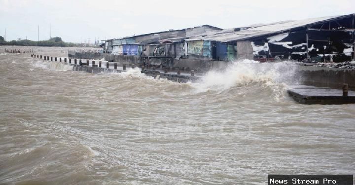 BMKG ingatkan risiko gelombang tinggi, efek siklon Jenna