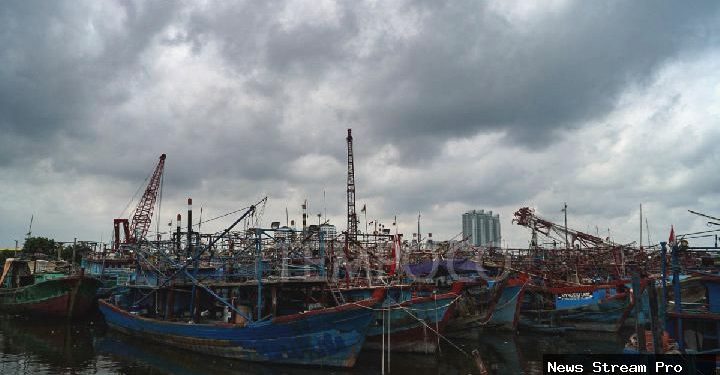 Nelayan di 350 Pesisir Terdampak Cuaca Buruk