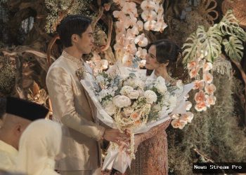 Potret bahagia momen pertunangan El Rumi dan Syifa Hadju