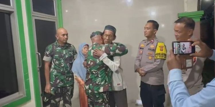 Akhir polemik aparat tuduh penjual es gabus jual spons, pelukan maaf dan sanksi yang menanti