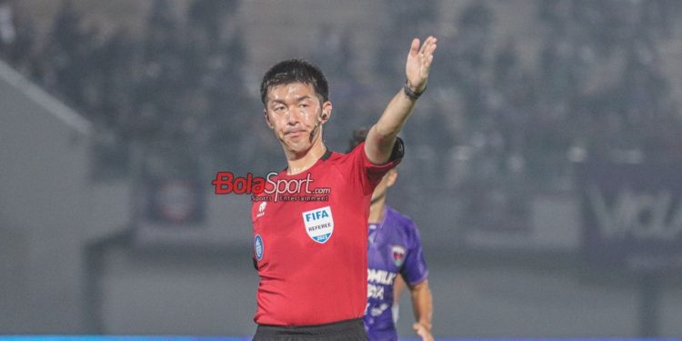 Eks pelatih Persib murka pada wasit Korea Selatan, PSSI malah tugaskan pimpin El Clasico Indonesia