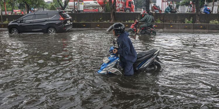 Jakarta dikepung cuaca ekstrem, Pemprov DKI terbitkan surat edaran imbau karyawan WFH