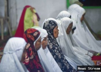 Foto: Jemaah Naqsyabandiyah mulai salat tarawih, puasa besok