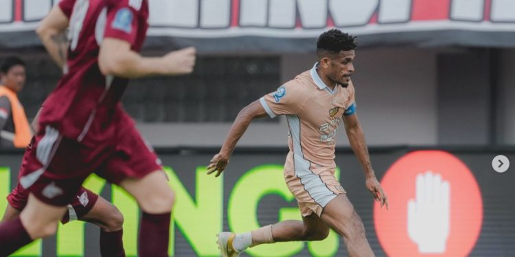 Hasil Super League – Ricky Kambuaya jadi korban dan drama gol menit akhir, Dewa United sukses kalahkan 10 pemain PSM Makassar