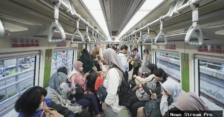 Penumpang KRL dan LRT bisa berbuka di kereta, ini aturannya