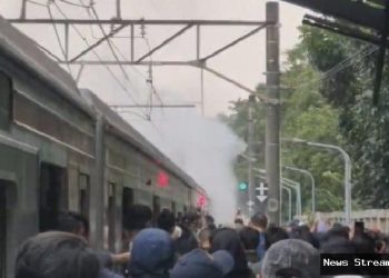 Commuter line keluar asap di Stasiun Universitas Pancasila