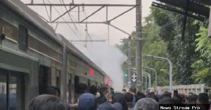Commuter line keluar asap di Stasiun Universitas Pancasila