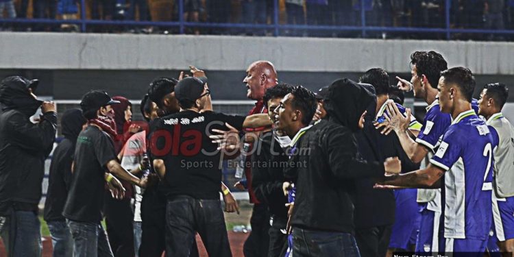 Bojan Hodak: 30 ribu bobotoh untuk Persib fantastis, 100 orang merusaknya karena anggap pesta pribadi!