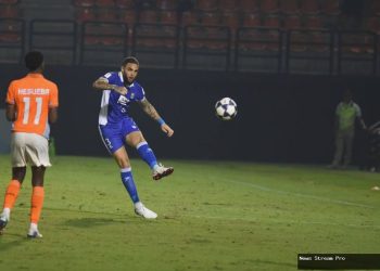 2 kalimat pelatih Persib soal debut Kurzawa dan Castel