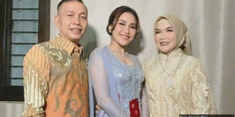 Ayu Ting Ting pulang dari rumah sakit, kondisinya terekam saat ditemani Umi Kalsum