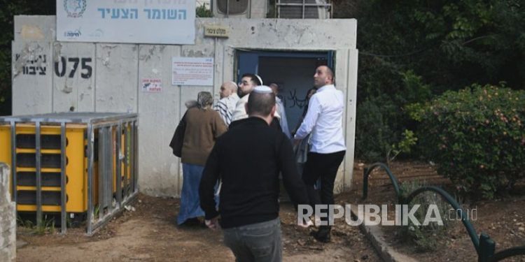 Iran hujani Israel dengan rudal, sembilan tewas