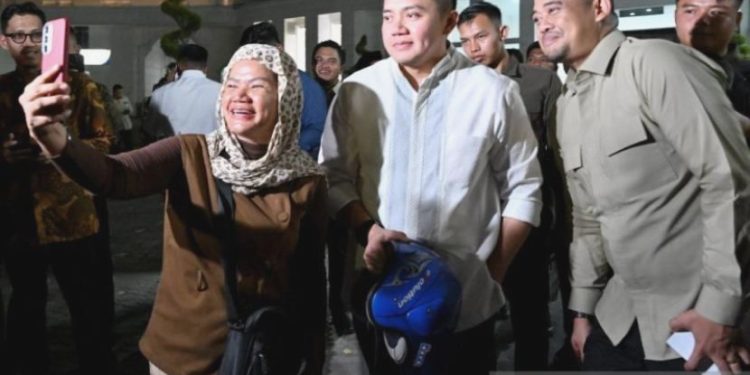 Gubernur Sumut bagikan 2.500 bingkisan presiden di malam Idul Fitri