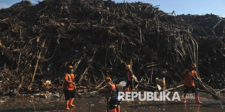 Longsor sampah di TPST Bantargebang, tiga orang dilaporkan meninggal dunia