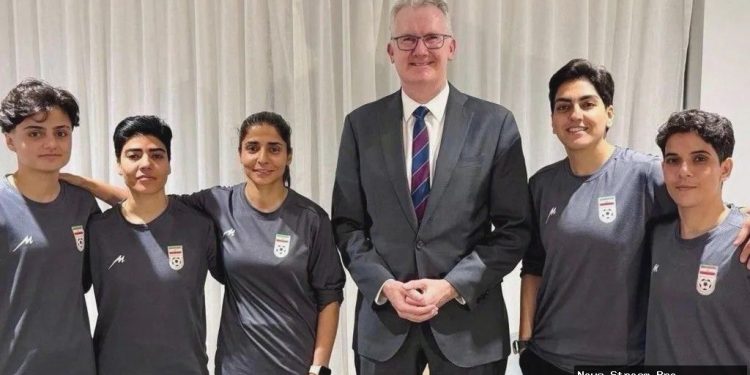 Protes lagu kebangsaan dan dicap pengkhianat, lima pemain sepak bola putri Iran diberi visa oleh Australia
