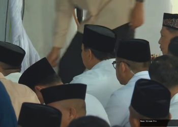 Prabowo dan Seskab Teddy salat bersama warga Aceh Tamiang di Masjid Darussalam