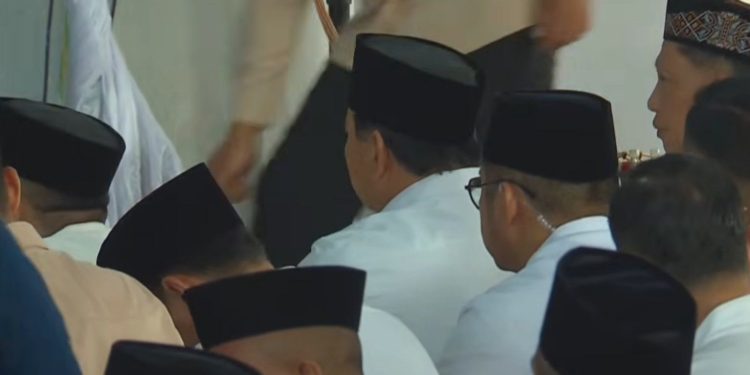 Prabowo dan Seskab Teddy salat bersama warga Aceh Tamiang di Masjid Darussalam