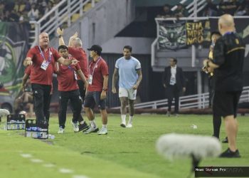 Begini gestur Bojan Hodak seusai laga Persebaya vs Persib, dia sempat meminta maaf