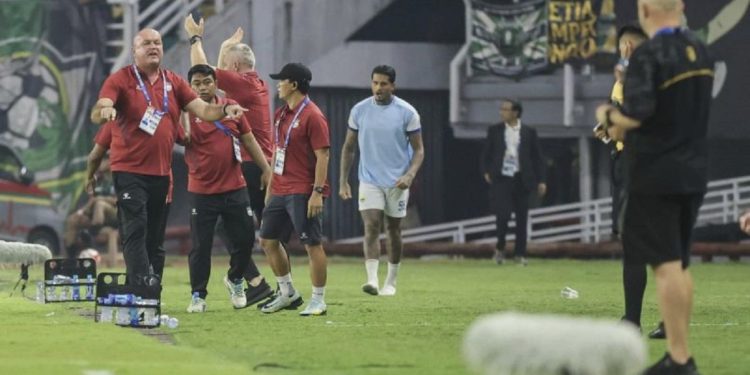 Begini gestur Bojan Hodak seusai laga Persebaya vs Persib, dia sempat meminta maaf