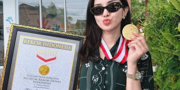 7 potret Kirana Larasati dapat rekor MURI, menyelam 120 meter