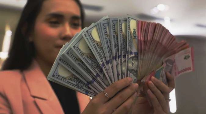 Pangkas koreksi, rupiah kembali ke bawah Rp 17.000 per dolar AS