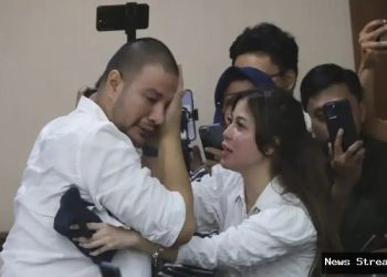 Momen pertemuan Ammar Zoni dan Kamelia usai sidang, sang aktor bantah kirim surat pernyataan putus
