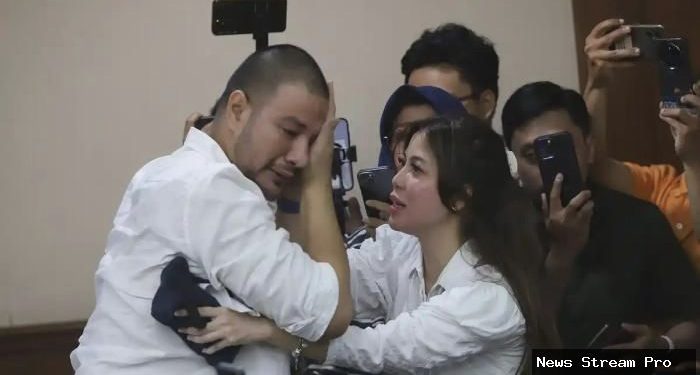 Momen pertemuan Ammar Zoni dan Kamelia usai sidang, sang aktor bantah kirim surat pernyataan putus