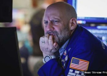 Wall Street turun lebih dari 1% Jumat (6/3), tertekan perang Iran dan data pekerjaan