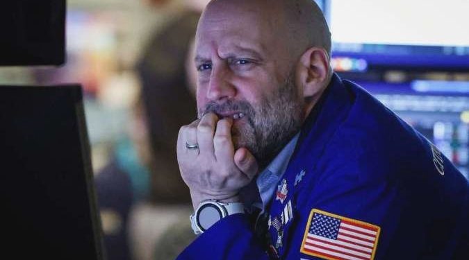 Wall Street turun lebih dari 1% Jumat (6/3), tertekan perang Iran dan data pekerjaan