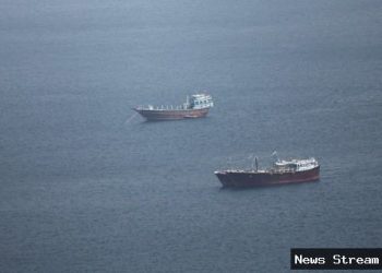 Populer: Kapal ‘zombie’ di Selat Hormuz; saham Asia ambruk usai ultimatum Trump