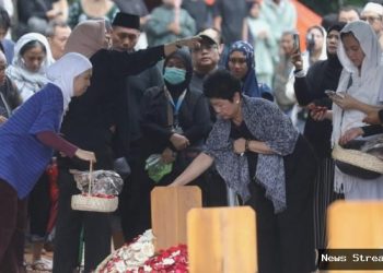 Sosok pria yang tarik masker Sheila Dara di pemakaman Vidi Aldiano disorot, Lita sentil alasannya