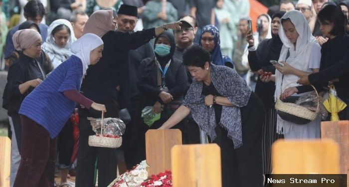 Sosok pria yang tarik masker Sheila Dara di pemakaman Vidi Aldiano disorot, Lita sentil alasannya