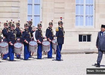 Prabowo salat Idul Adha di Paris