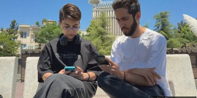 ‘Seperti tahanan yang dibebaskan’ – Warga Iran lega setelah pemadaman internet berakhir