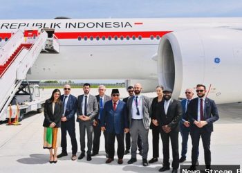 Momen Prabowo foto bareng pengawalnya di Prancis sebelum kembali ke Jakarta