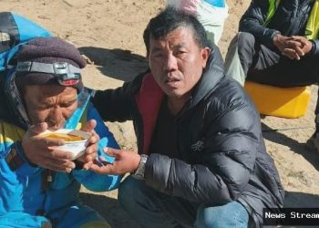 Pemandu Gunung Everest terjebak berhari-hari, bertahan hidup dengan makan cokelat dan mengunyah es