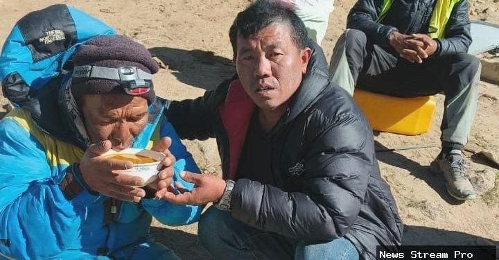 Pemandu Gunung Everest terjebak berhari-hari, bertahan hidup dengan makan cokelat dan mengunyah es