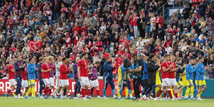 Christian Eriksen kolaps di tengah laga Denmark vs Ukraina, pertandingan dihentikan