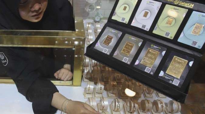 Saham dan obligasi masih tertekan, saatnya beralih ke emas?