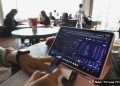 Simak prospek kinerja emiten yang banyak diborong asing kala IHSG amblas