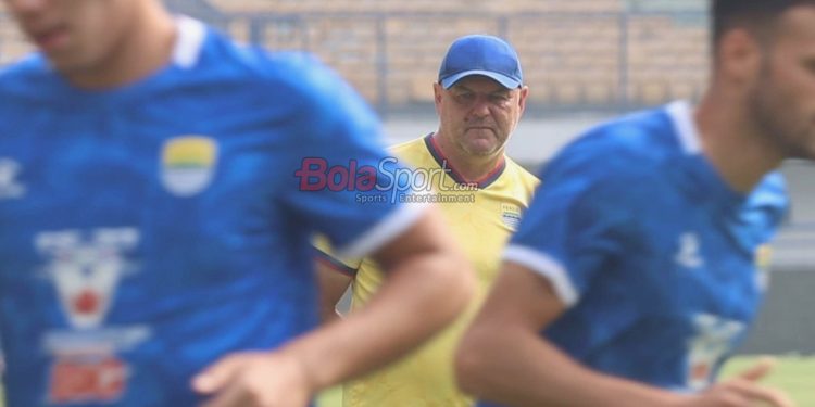 Bos Persib tegaskan Bojan Hodak tak bisa tiba-tiba pindah ke tim lain